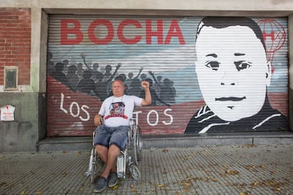 Jorge Rego, delante de uno de los murales que recuerdan a su hijo, "el Bocha", en Parque Patricios