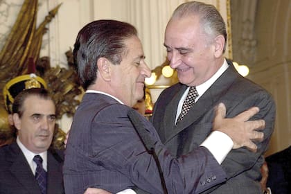 Jorge Remes Lenicov, el día de su asunción como ministro, en 2002, junto a Eduardo Duhalde