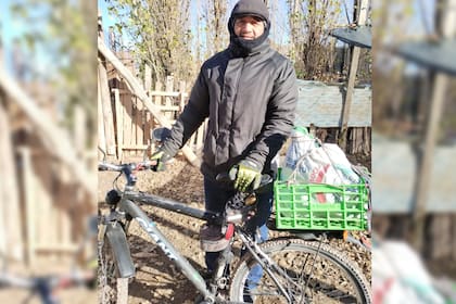 Jorge sale en su bicicleta a trabajar (Foto gentileza Fernanda Azcona)