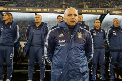 Jorge Sampaoli al frente de un equipo que lo respalda; detrás, Sebastián Beccacece (asistente), Jorge Desio (PF), Nico Diez (auxiliar técnico), Martín Tocalli (entrenador de arqueros), Daniel Martínez (médico) y Raúl García (kinesiólogo)