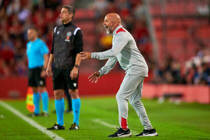 Jorge Sampaoli, dirigiendo a Sevilla ante Mallorca, por LaLiga de España, en octubre de 2022