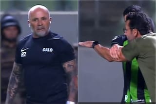 Sampaoli explotó de furia y casi se va a las manos con el técnico rival que lo trató de “enano”