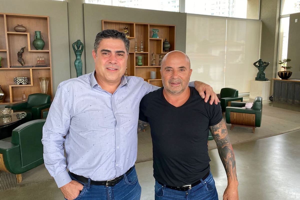 Jorge Sampaoli este lunes, en Brasil, cerrando el acuerdo con Sergio Sette Camara, el presidente de Atlético Mineiro