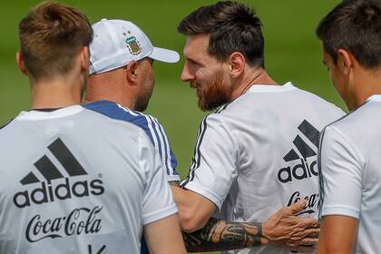 Jorge Sampaoli saluda a Leo Messi en el entrenamiento de la selección en Bronnitsy
