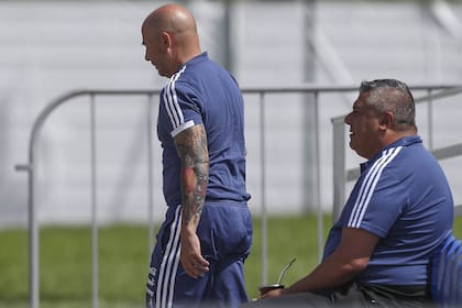 Jorge Sampaoli y Chiqui Tapia en un entrenamiento de la selección en Bronnitsy