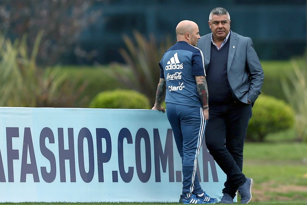 Jorge Sampaoli y Claudio Tapia: la negativa del plantel y del cuerpo técnico a Israel trajo consecuencias diplomáticas y algunos beneficios deportivos