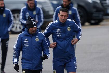 Jorge Sampaoli y Lionel Scaloni fueron parte del cuerpo técnico en Rusia 2018; tras aquel fracaso, casi no hubo más comunicación.