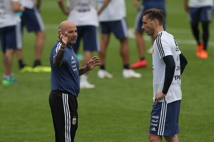 Jorge Sampaoli y Lucas Biglia, dialogan en el entrenamiento de hoy