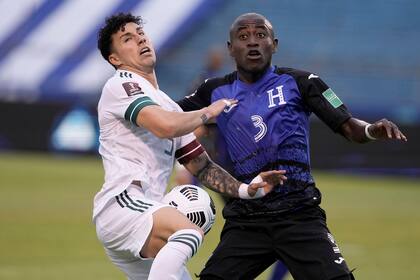 Jorge Sánchez y Wesly Decas luchan por la pelota en el partido jugado en San Pedro Sula.