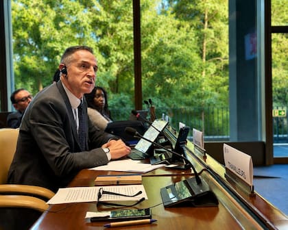 Jorge Sola, uno de los integrantes del triunvirato de mando de la CGT, en su exposición en la Organización Internacional del Trabajo (OIT)