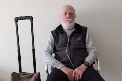 Jorge Soriano Coronado, de 78 años, vive en Bariloche y usa una máquina de oxígeno portátil para respirar; está varado en Buenos Aires hace más de un mes junto a su mujer.