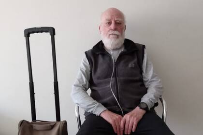 Jorge Soriano Coronado tiene 78 años, es de Bariloche y usa una máquina de oxígeno portátil para respirar. Está varado en Buenos Aires hace un mes junto a su mujer.
