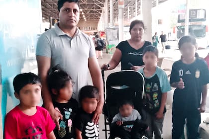 Jorge, su mujer y sus seis hijos están desde ayer en la terminal de colectivos de La Plata