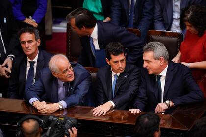 Jorge Taiana conversa con Eduardo "Wado" De Pedro y Agustín Rossi en la apertura de la Asamblea Legislativa, en la que el Presidente anunció el aumento salarial a las Fuerzas Armadas