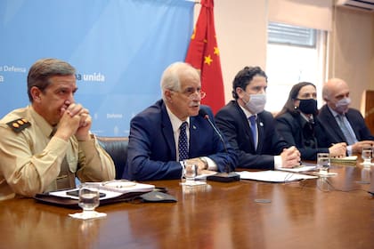 Jorge Taiana encabezó un encuentro virtual con el ministro de Defensa de China; a su lado, el general Juan Martín Paleo y Francisco Cafiero