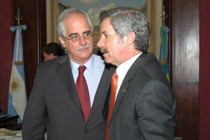 Jorge Taiana y Felipe Solá en una acto en 2006, cuando el primero era canciller y el segundo, gobernador bonaerense