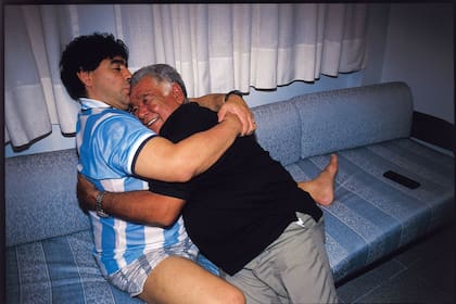 Jorge tuvo la posibilidad de compartir muchos momentos íntimos del 10 y retratarlo en familia: acá, con Don Diego, en un abrazo eterno