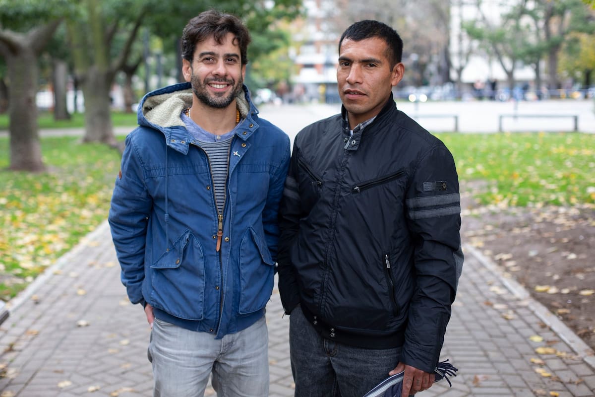 Jorge Vega (izq.) fundó Lumen Cor, una organización que ayuda a personas a salir de situación de calle a través de construir vínculos, estar presentes y hacer seguimiento de los casos; Marcos (der.) es uno de los beneficiarios del proyecto