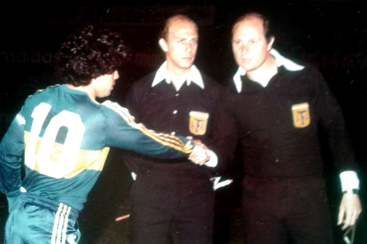 Jorge Vigliano saludando a Diego Maradona, en 1981. El ex árbitro murió a los 78 años