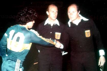 Jorge Vigliano saludando a Diego Maradona, en 1981. El ex árbitro murió a los 78 años