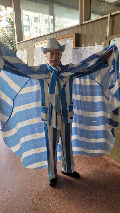 Jorge Williams continuó su tradición y asistió a votar vestido con los colores de la bandera argentina