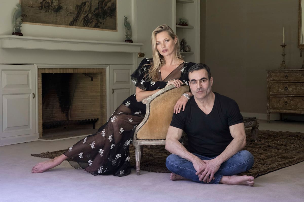 Jorge Yarur con la modelo inglesa Kate Moss, que visitó por primera vez el Museo de la Moda para participar en la inauguración de la exposición Siendo el Futuro 1889-1918/1989-2018