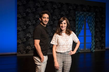 Minujín y Aruzzi, parte del elenco que completan Valeria Lois y Héctor Díaz