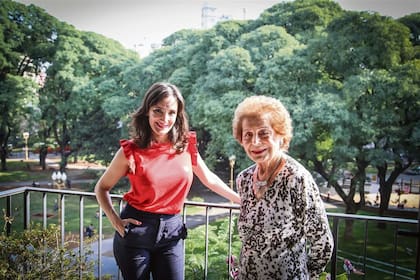 Jorgelina Aruzzi y Angelita conversan en el balcón que da hacia la Plaza Vicente López, lugar de inspiración de la gran Niní