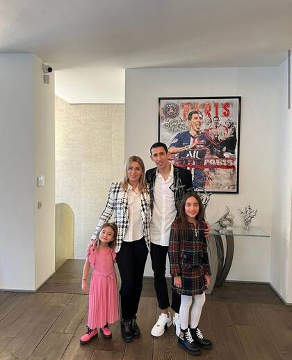 Jorgelina Cardoso y Ángel Di María con Pía y Mía