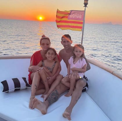 Jorgelina Cardoso y Ángel Di María con sus dos hijas
