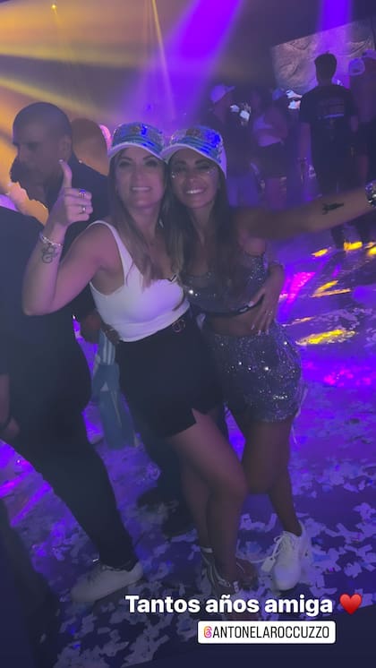 Jorgelina Cardoso y Antonela Roccuzzo en la fiesta de Fin de Año de Lionel Messi