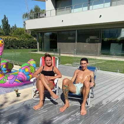 Jorgelina Cardozo y Ángel Di María en la pileta de su casa