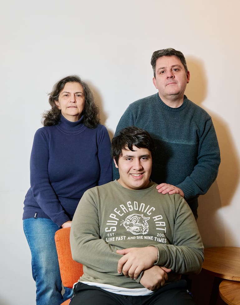 Jorgelina y Agustín, y su hijo adoptivo que hoy tiene 15 años, Lucas.
Para nota sobre adopción y cómo se forma una gran familia a partir de la adopción de hermanitos y niños más grandes.
23/07/2026.