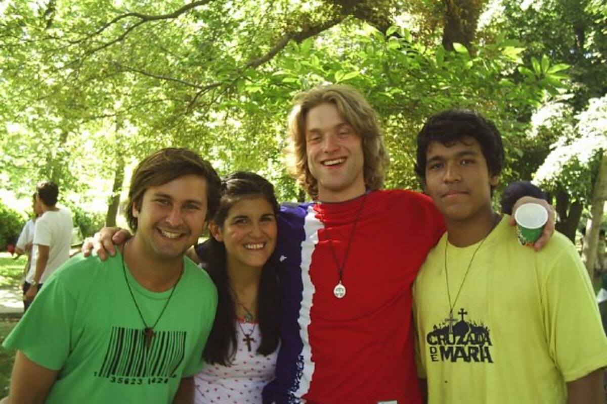 Jorgelina y Ferdie (en el centro) cuando se conocieron de campamento en Chile