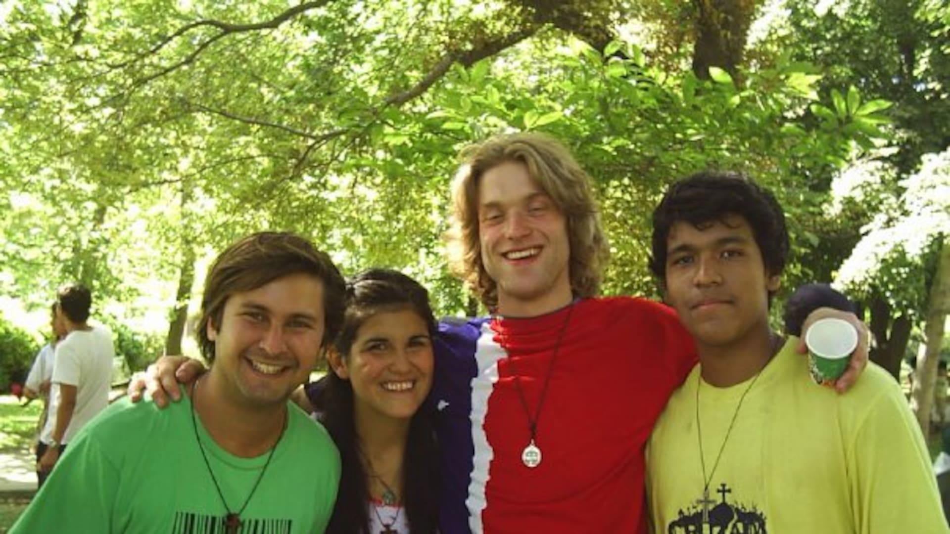 Jorgelina y Ferdie (en el centro) cuando se conocieron de campamento en Chile