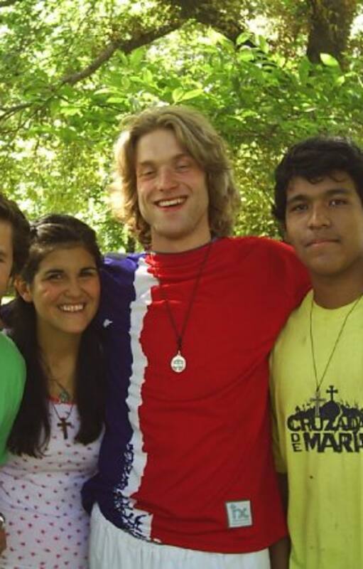 Jorgelina y Ferdie (en el centro) cuando se conocieron de campamento en Chile