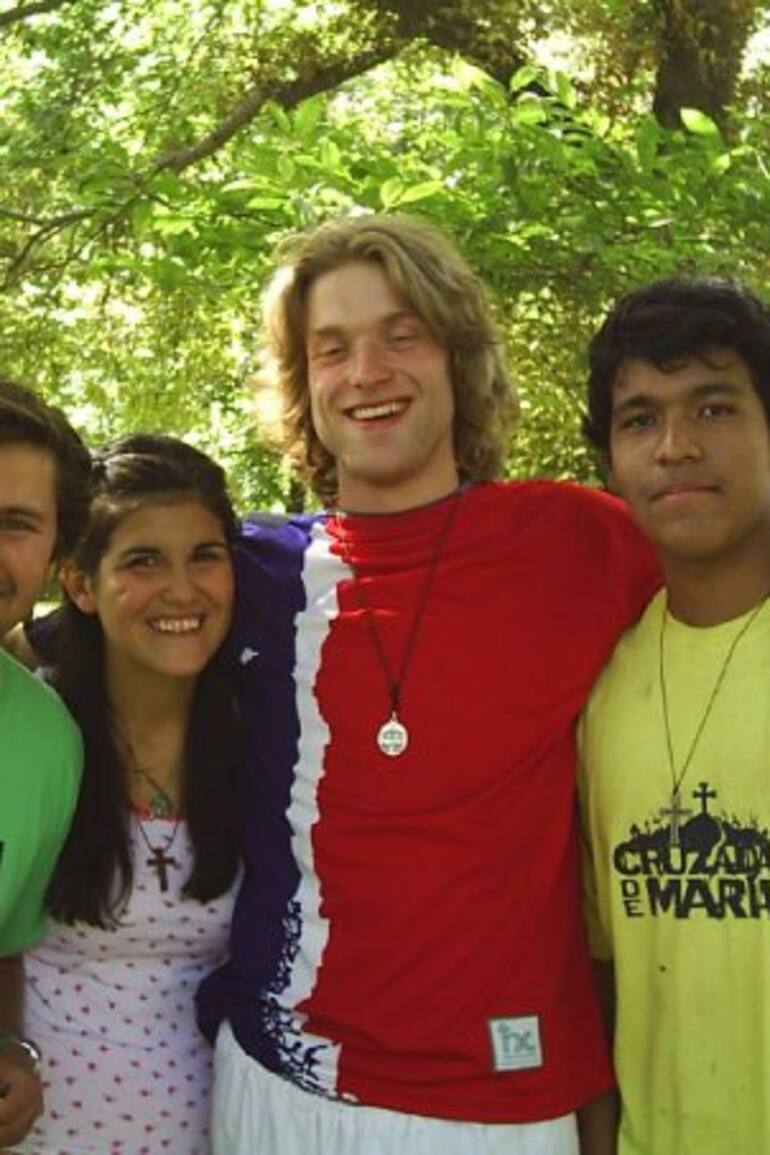 Jorgelina y Ferdie (en el centro) cuando se conocieron de campamento en Chile