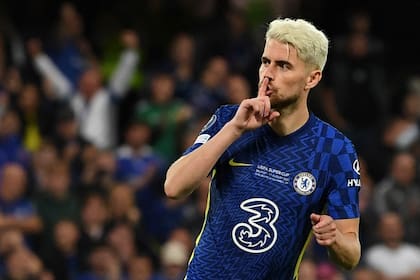 Jorginho dedica su penal anotado a los hinchas de Villarreal, ubicados detrás del arco en el que se ejecutaron los penales