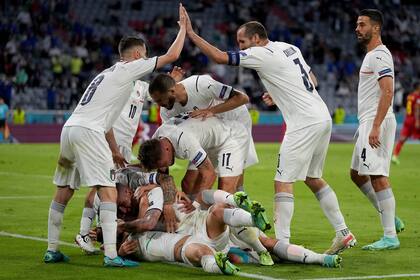 Jorginho y Giorgio Chiellini celebran el gol de Nicolò Barella, en medio de la clásica pasión italiana; una síntesis de la experiencia y la juventud; la "azzurra" doblegó a Bélgica en los cuartos de final de la Eurocopa y se cruzará con España el martes.