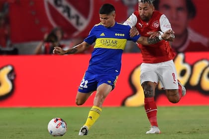Jorman Campuzano aguanta la pelota ante la marca de Batallini