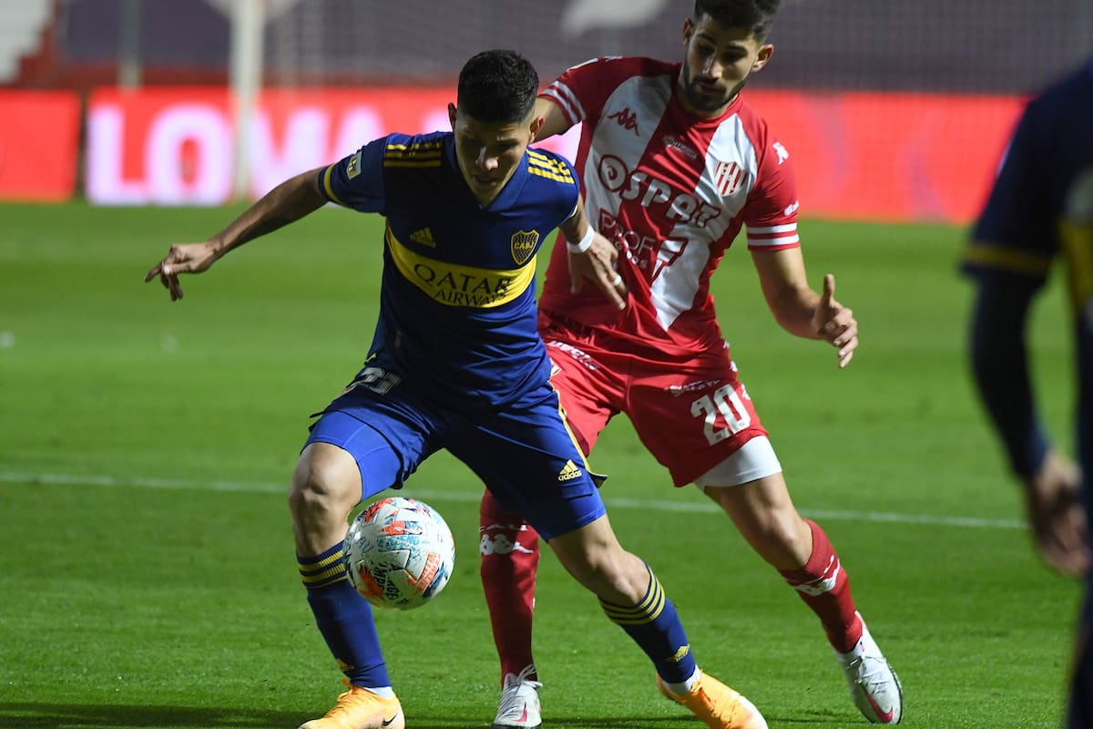 Jorman Campuzano intenta controlar la pelota frente a Nicolas Cordero, de Unión, en el estreno del Torneo 2021; a Boca le cuesta manejar los partidos.