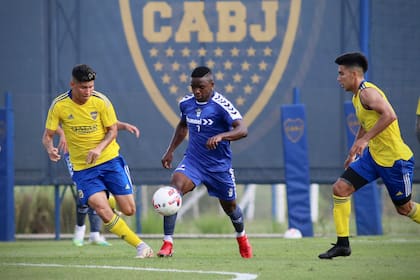 Jorman Campuzano y Pol Fernández marcan a Johan Carbonero, de Gimnasia, durante el amistoso disputado este viernes en Ezeiza