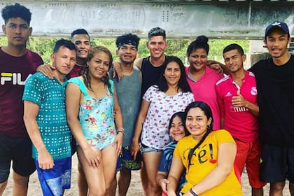Jorman en familia, en una postal habitual; viaja a su pueblo cada vez que puede