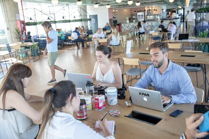 Jornada de trabajo habitual en las oficinas de WeWork, la empresa que desarrolló el concepto de alquiler temporal de espacios de trabajo en el mundo