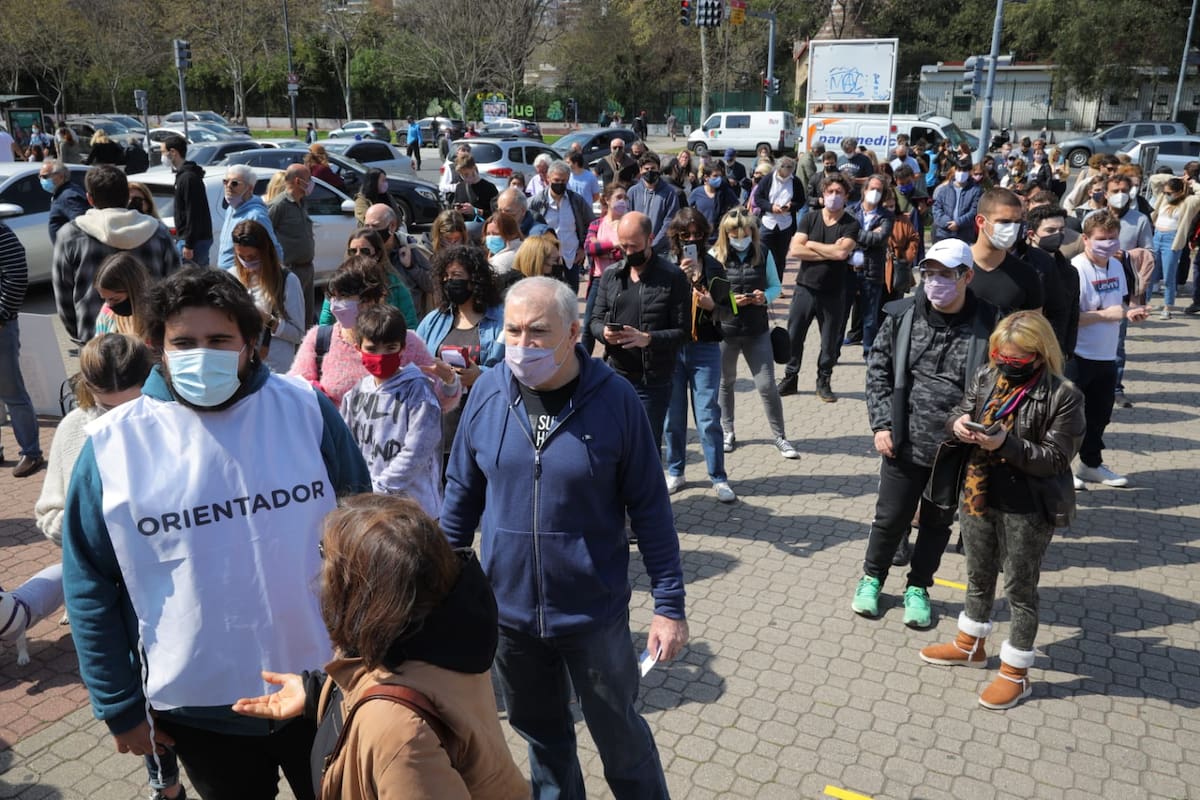 Jornada de votacion de las PASO. Rural de Palermo. Entrada por Sarmiento