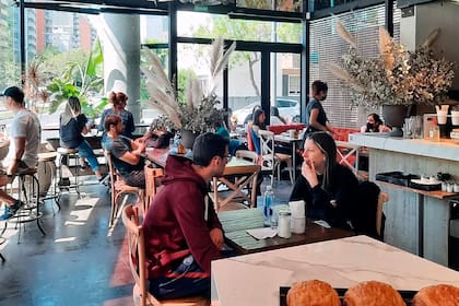 Jornal: para disfrutar de buena panadería artesanal en un salón moderno y de techos altos, sobre García del Río