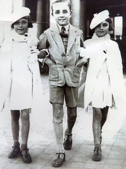 José junto a sus hermanas, las mellizas Rosa María Juana y María Aurelia Paula Martínez Suárez