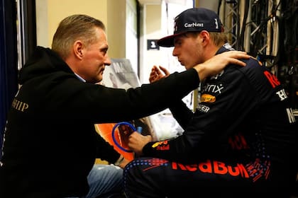 Jos Verstappen con su hijo Max, tras la victoria y consagración en el Gran Premio de Abu Dabi 2021; una relación intensa desde la niñez