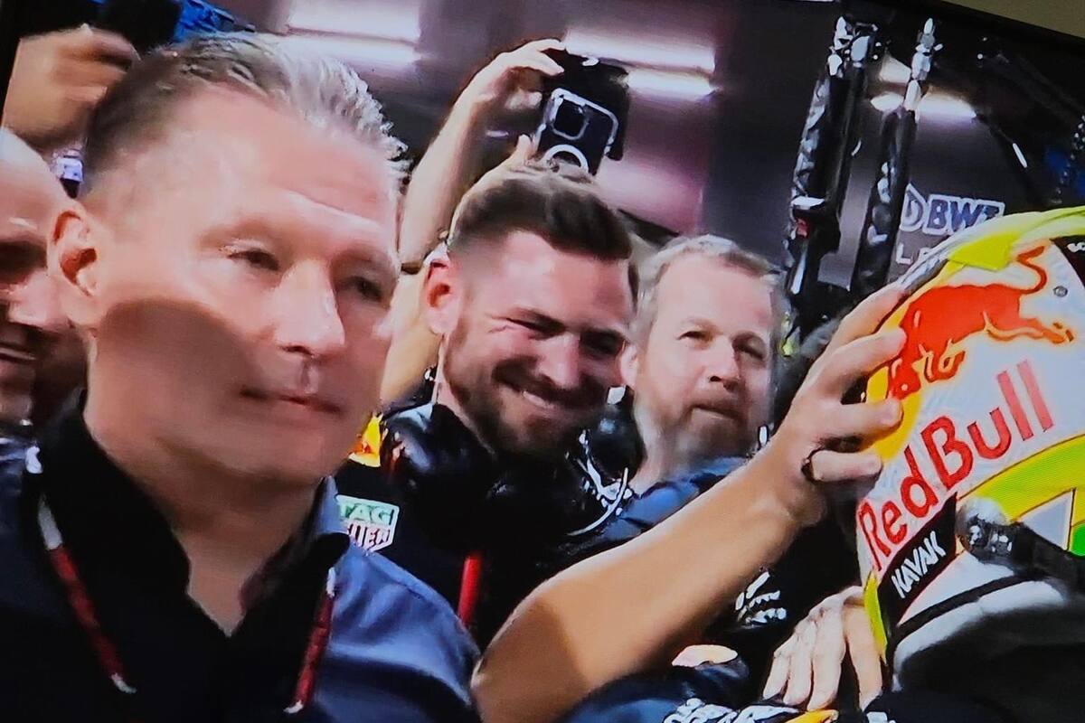 Jos Verstappen, en los festejos por la victoria de Checo Pérez en el Gran Premio de Arabia Saudita