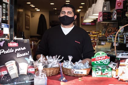 José (37). Comercio: Maxikiosco-cafetería. ¿Cómo es el trato con los clientes? “Extraño que la gente pueda entrar a sentarse a las mesas y disfrutar del local”.
